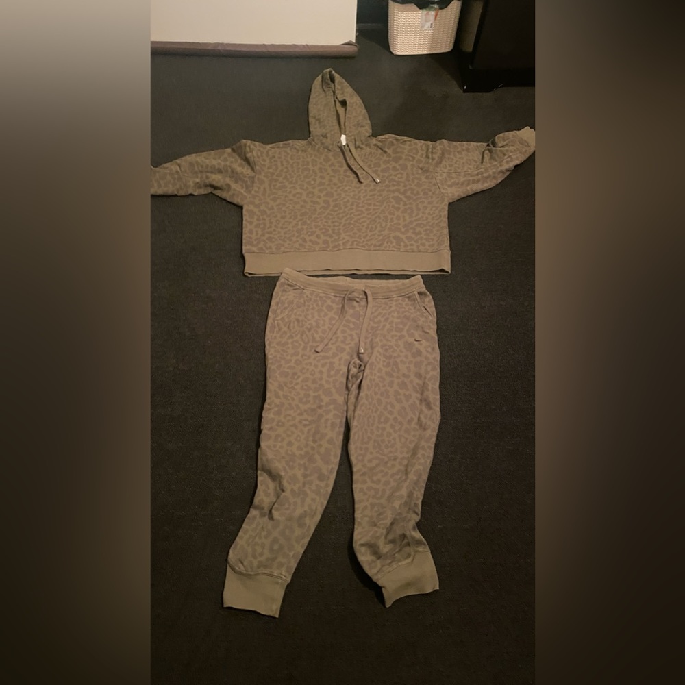 NIKE SWEATSUIT FOR WOMEN
